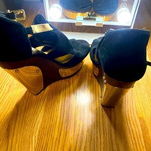Gianni Bini Platform heels